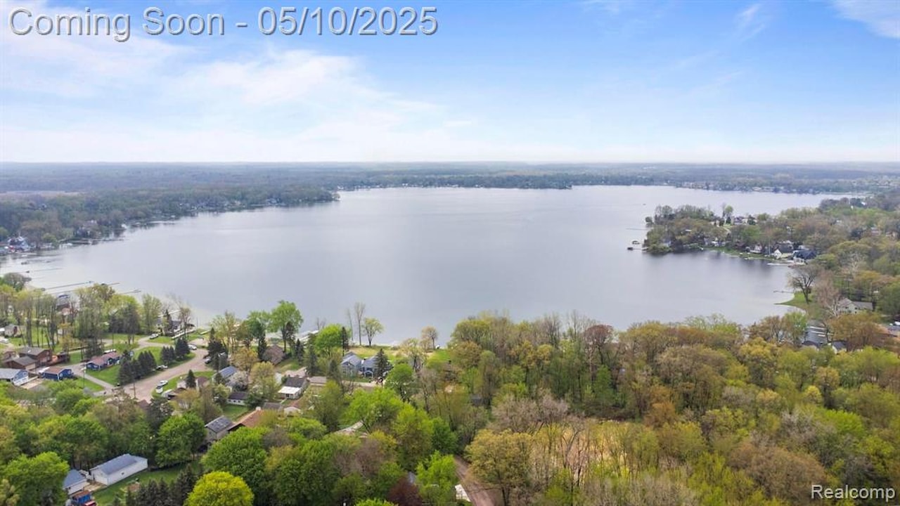 10281 Grove  Dr in Green Oak Twp, MI Photo 9