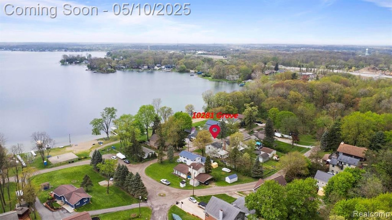 10281 Grove  Dr in Green Oak Twp, MI Photo 11
