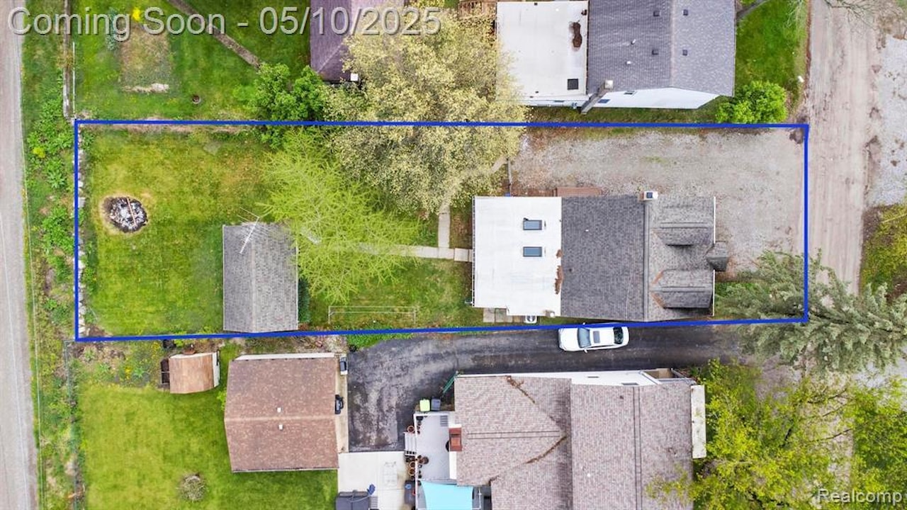 10281 Grove  Dr in Green Oak Twp, MI Photo 12