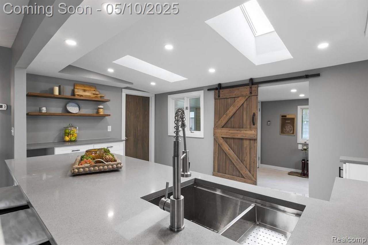 10281 Grove  Dr in Green Oak Twp, MI Photo 13