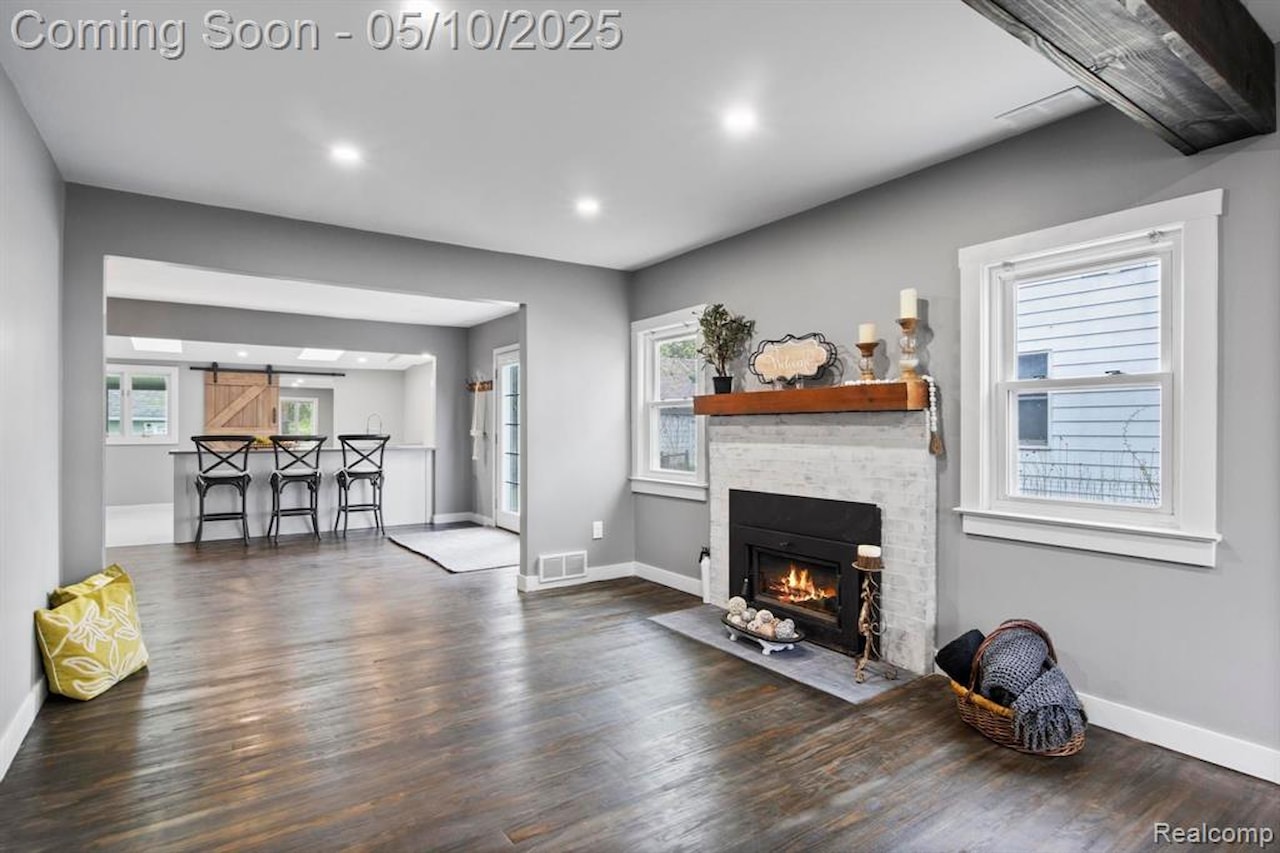10281 Grove  Dr in Green Oak Twp, MI Photo 14