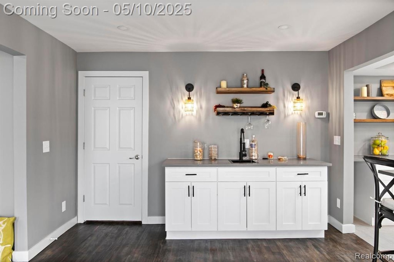 10281 Grove  Dr in Green Oak Twp, MI Photo 15
