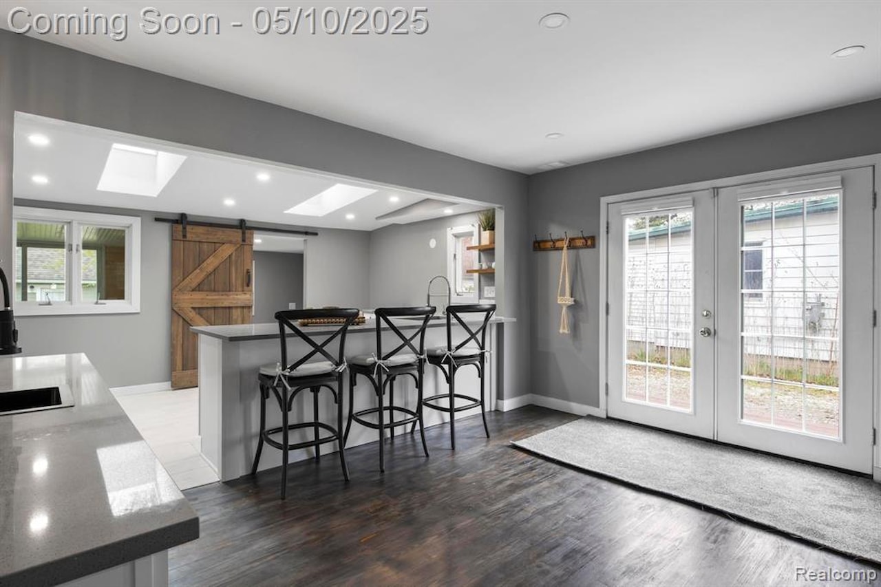 10281 Grove  Dr in Green Oak Twp, MI Photo 16