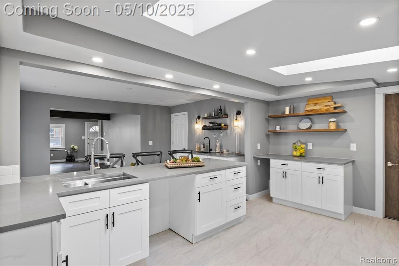 10281 Grove  Dr in Green Oak Twp, MI Photo 18