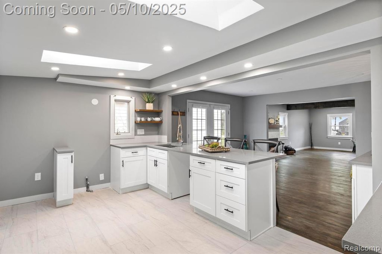 10281 Grove  Dr in Green Oak Twp, MI Photo 19