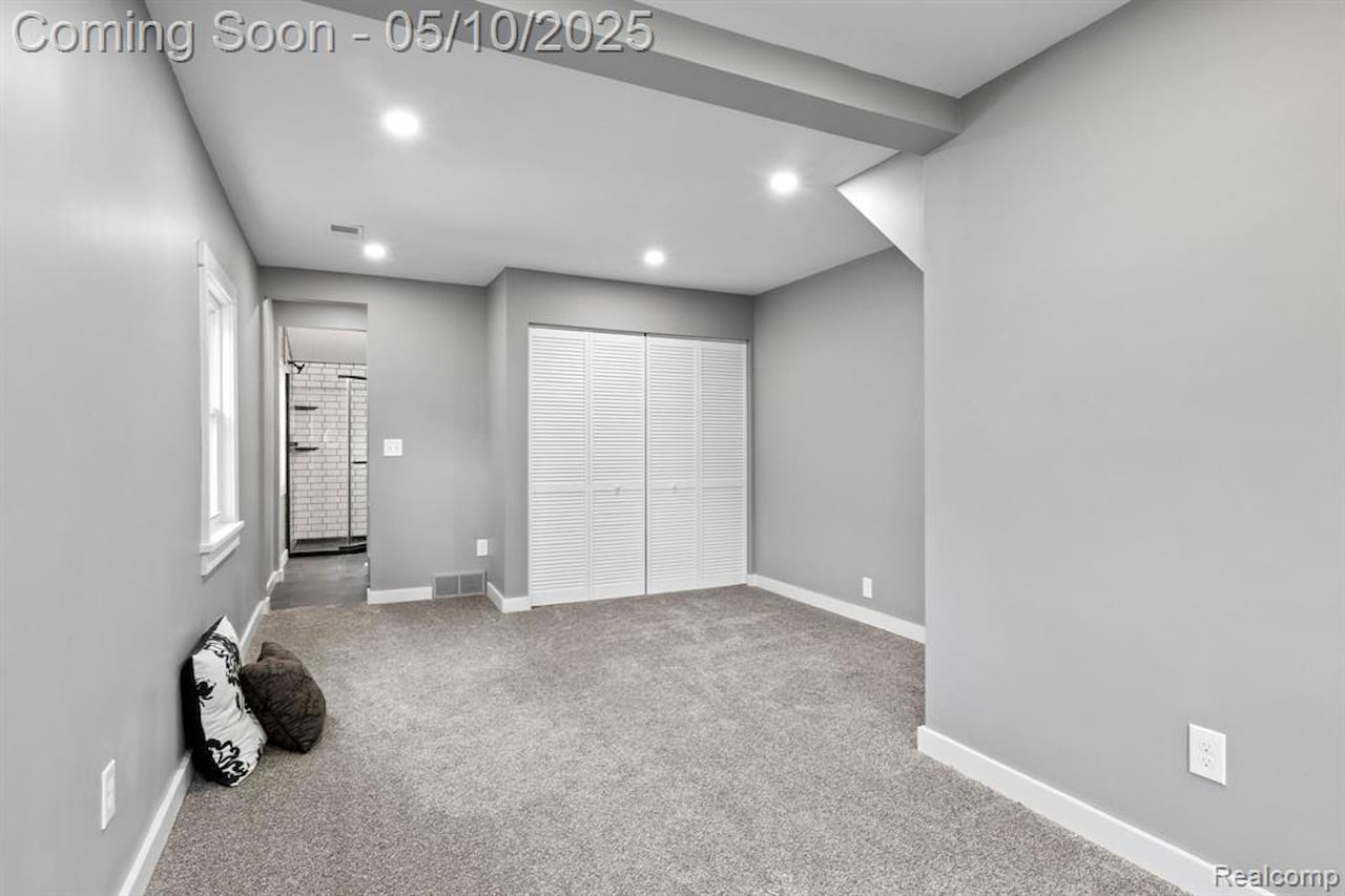 10281 Grove  Dr in Green Oak Twp, MI Photo 22