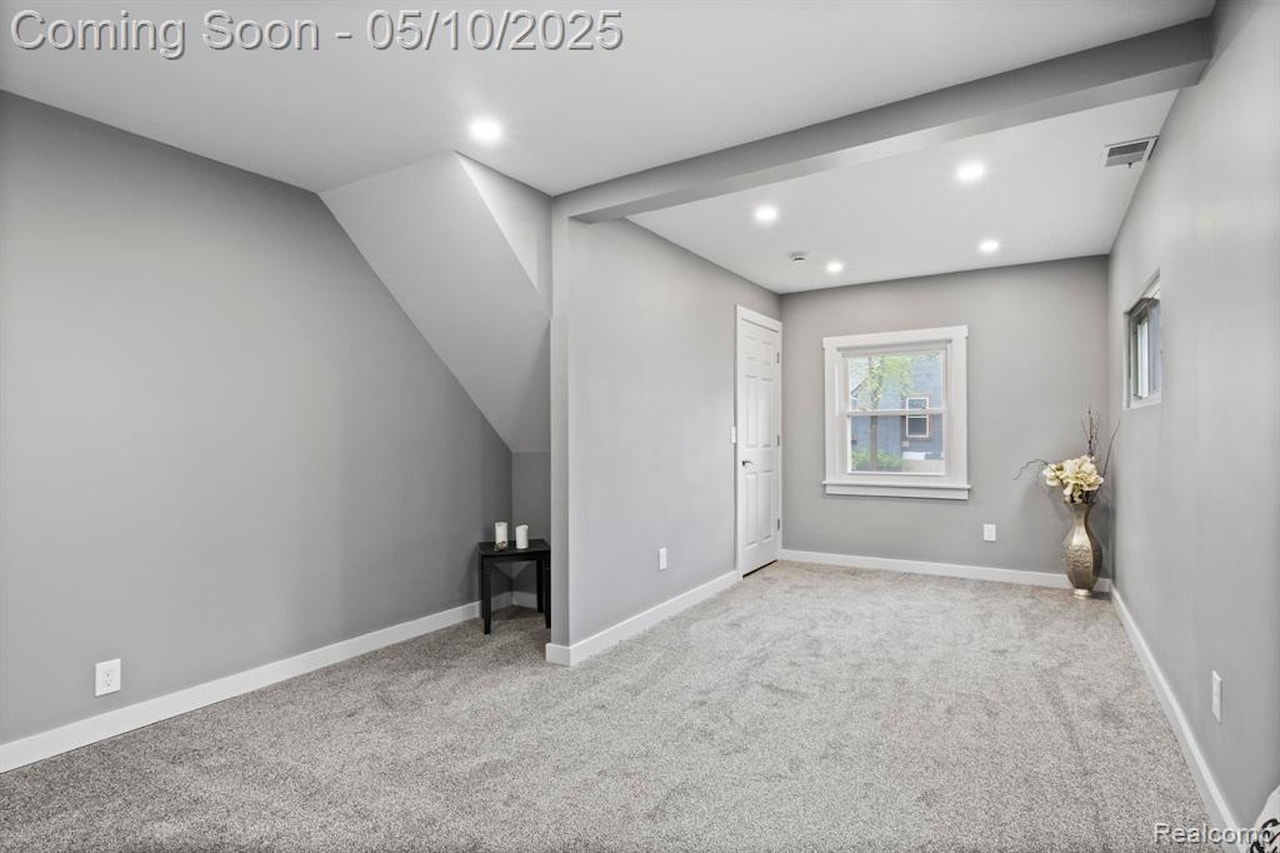 10281 Grove  Dr in Green Oak Twp, MI Photo 23