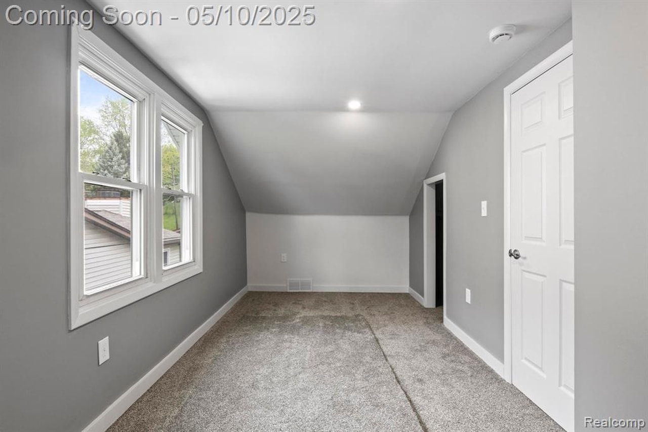 10281 Grove  Dr in Green Oak Twp, MI Photo 26