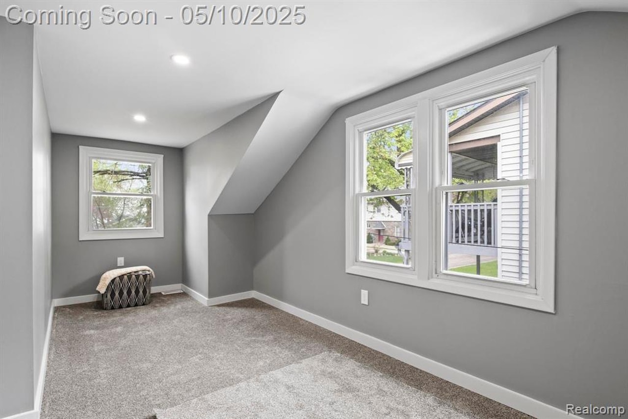 10281 Grove  Dr in Green Oak Twp, MI Photo 27