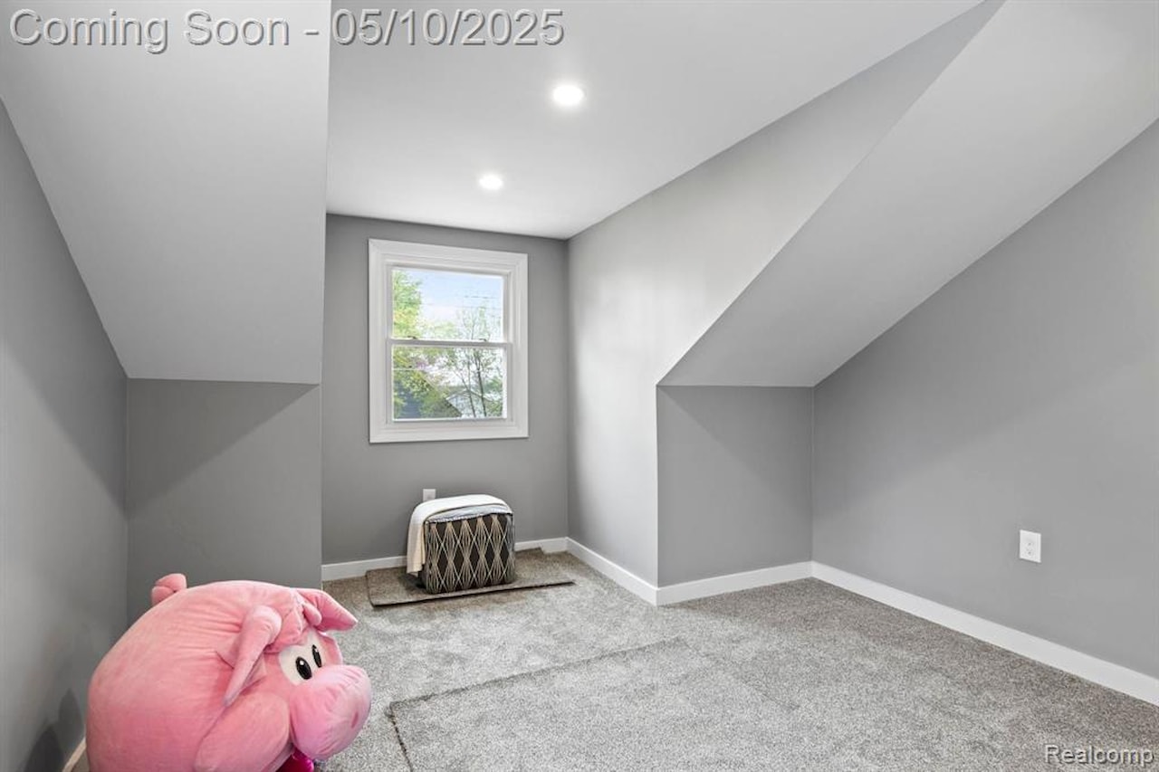 10281 Grove  Dr in Green Oak Twp, MI Photo 28