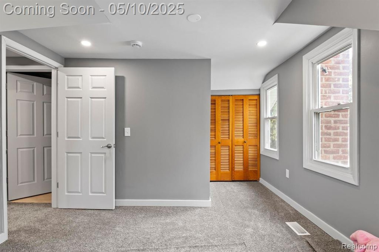 10281 Grove  Dr in Green Oak Twp, MI Photo 29