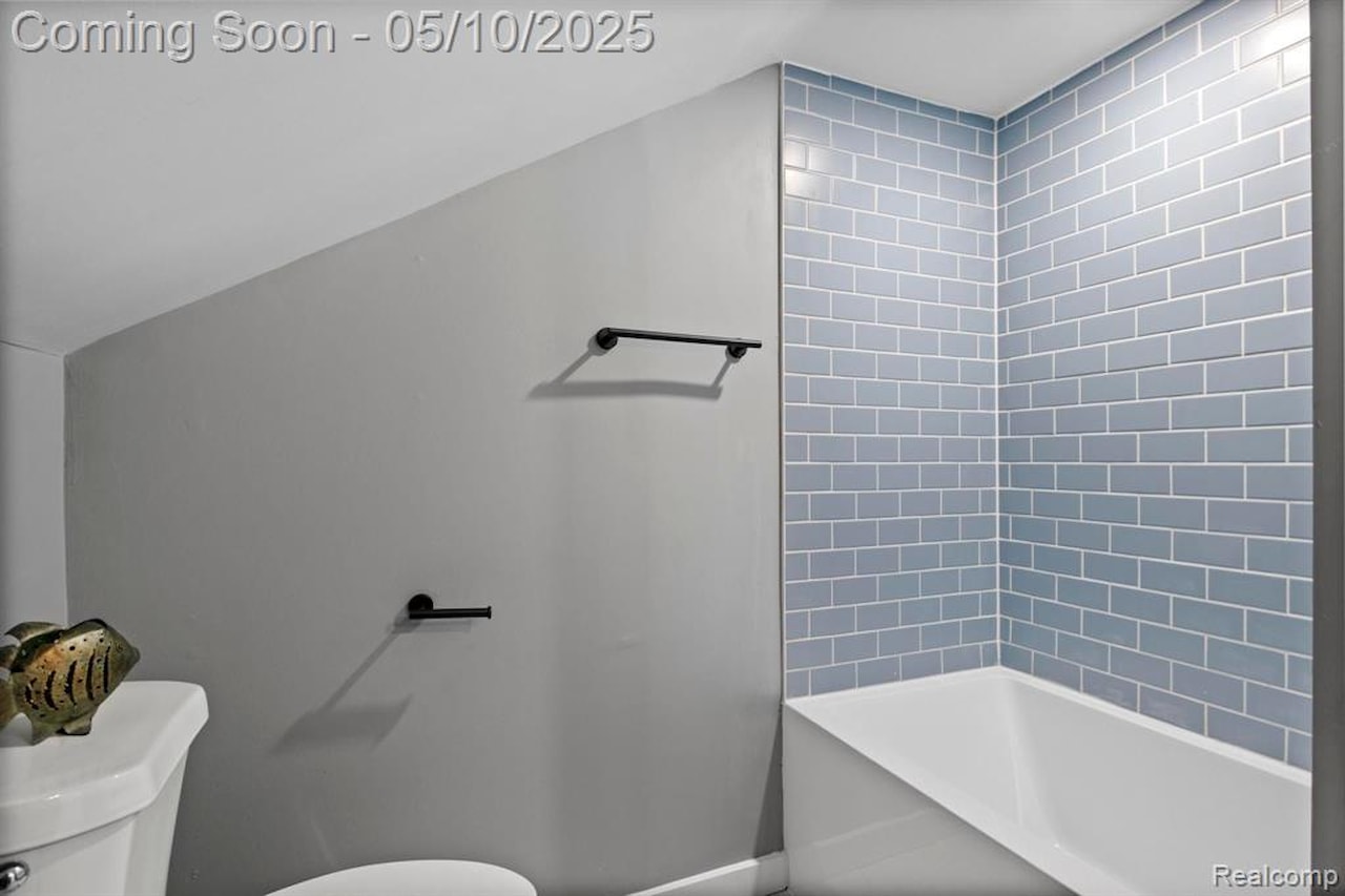 10281 Grove  Dr in Green Oak Twp, MI Photo 30