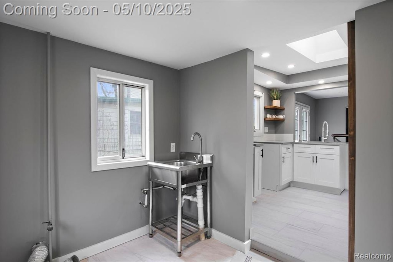 10281 Grove  Dr in Green Oak Twp, MI Photo 32