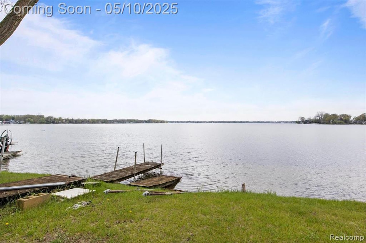 10281 Grove  Dr in Green Oak Twp, MI Photo 35