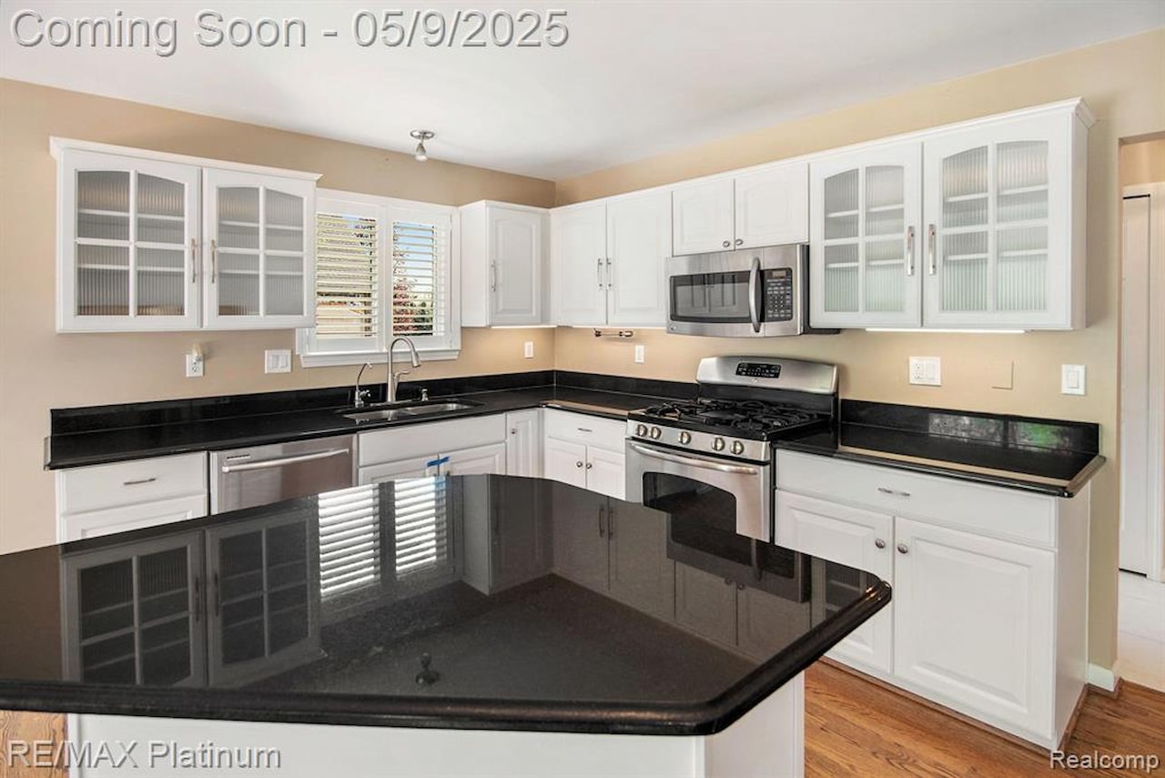 2053 Channel Dr in Brighton Twp, MI Photo 5