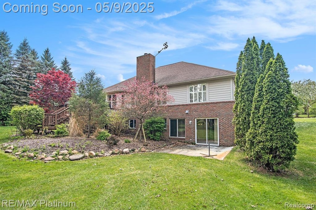 2053 Channel Dr in Brighton Twp, MI Photo 16