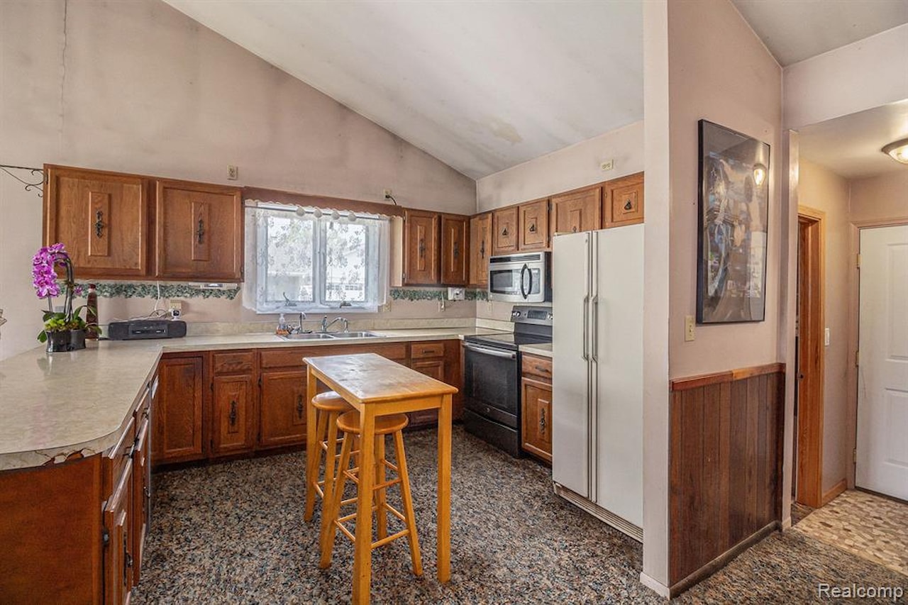 13386 N Fenton Rd in Fenton Twp, MI Photo 9