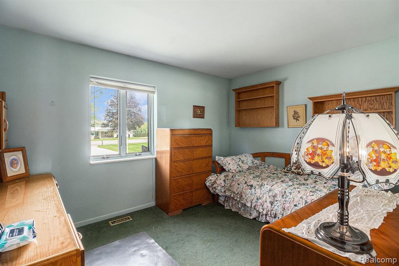 13386 N Fenton Rd in Fenton Twp, MI Photo 12