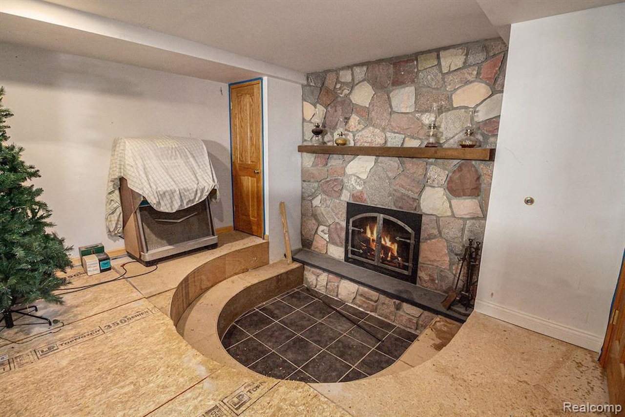 13386 N Fenton Rd in Fenton Twp, MI Photo 16