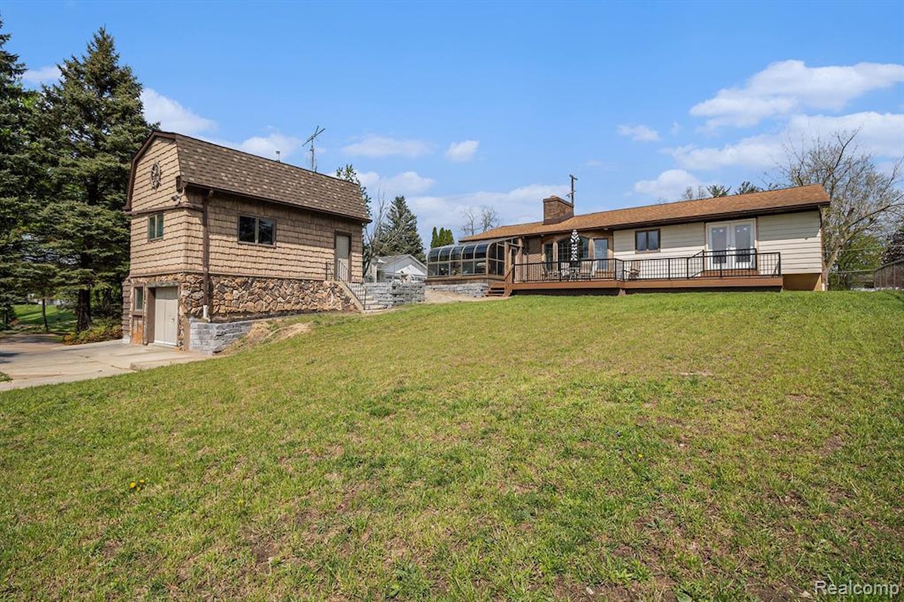 13386 N Fenton Rd in Fenton Twp, MI Photo 17