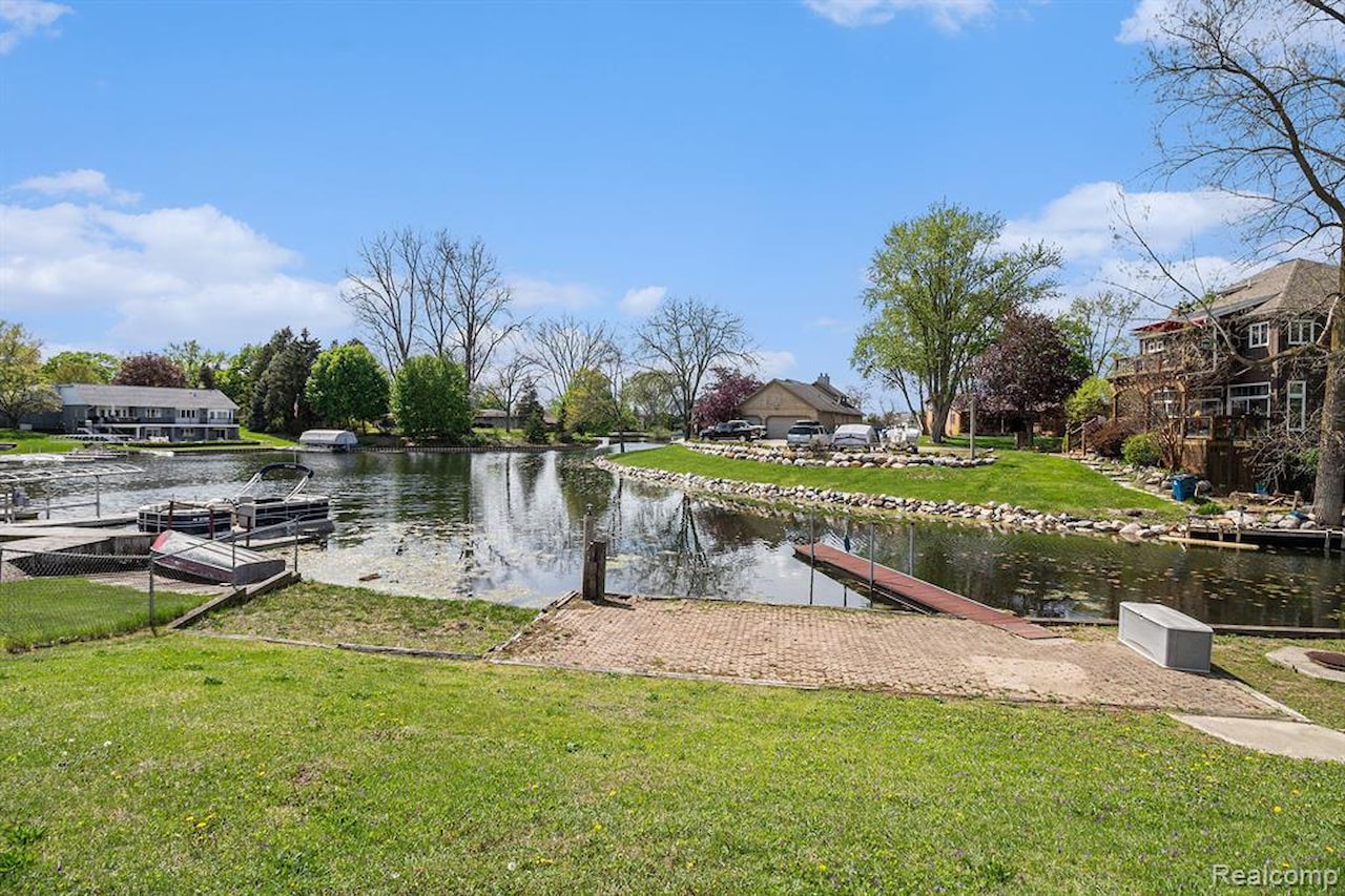 13386 N Fenton Rd in Fenton Twp, MI Photo 18