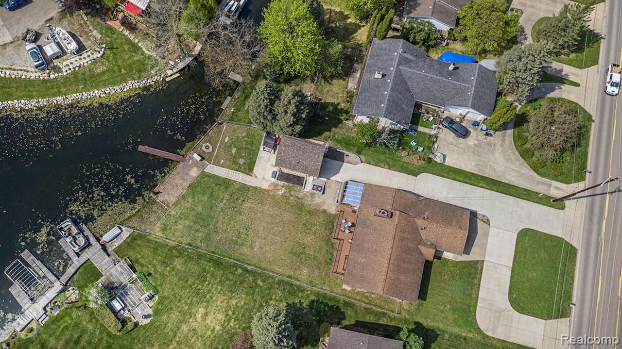 13386 N Fenton Rd in Fenton Twp, MI Photo 19