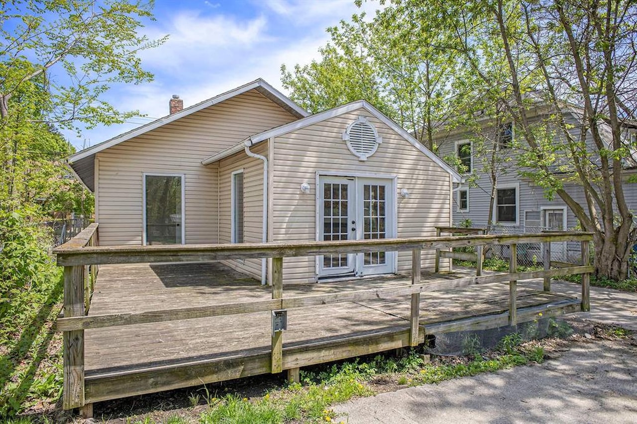 813 N Jenison Ave in Lansing, MI Photo 2