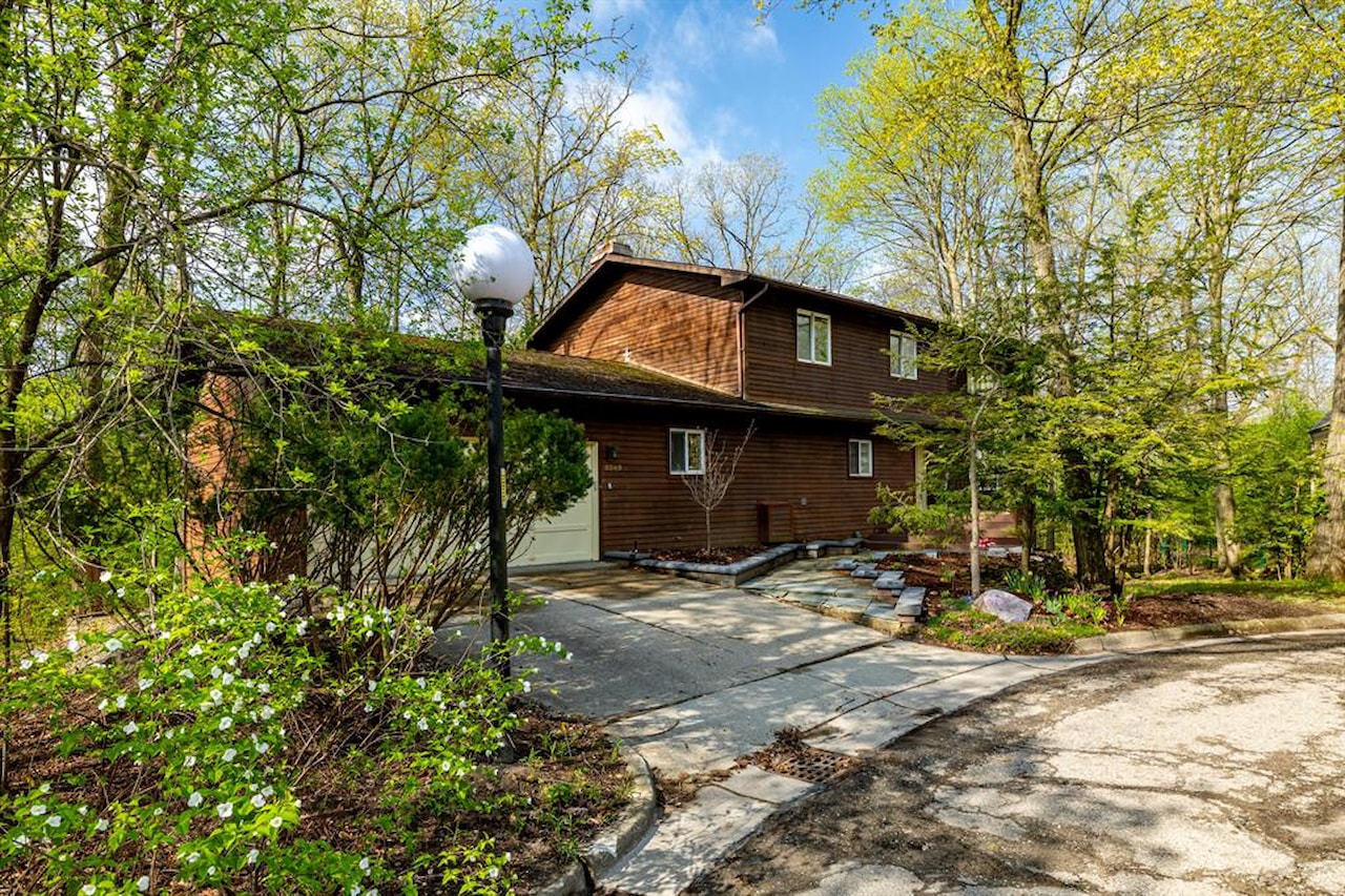 3949 Waldenwood Dr in Ann Arbor, MI