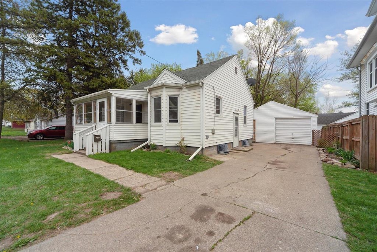 715 W Holmes Rd in Lansing, MI Photo 2