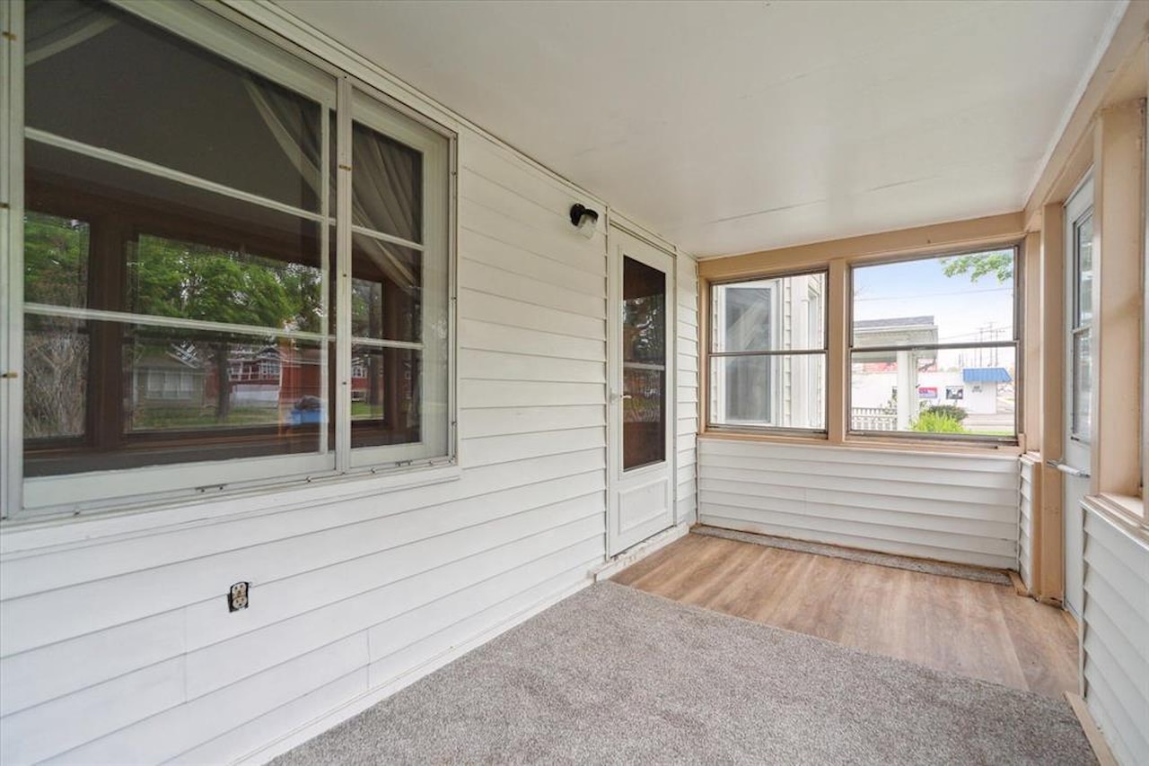 715 W Holmes Rd in Lansing, MI Photo 4