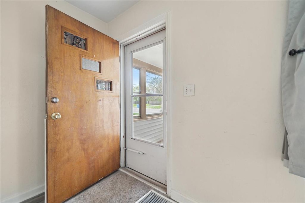 715 W Holmes Rd in Lansing, MI Photo 5