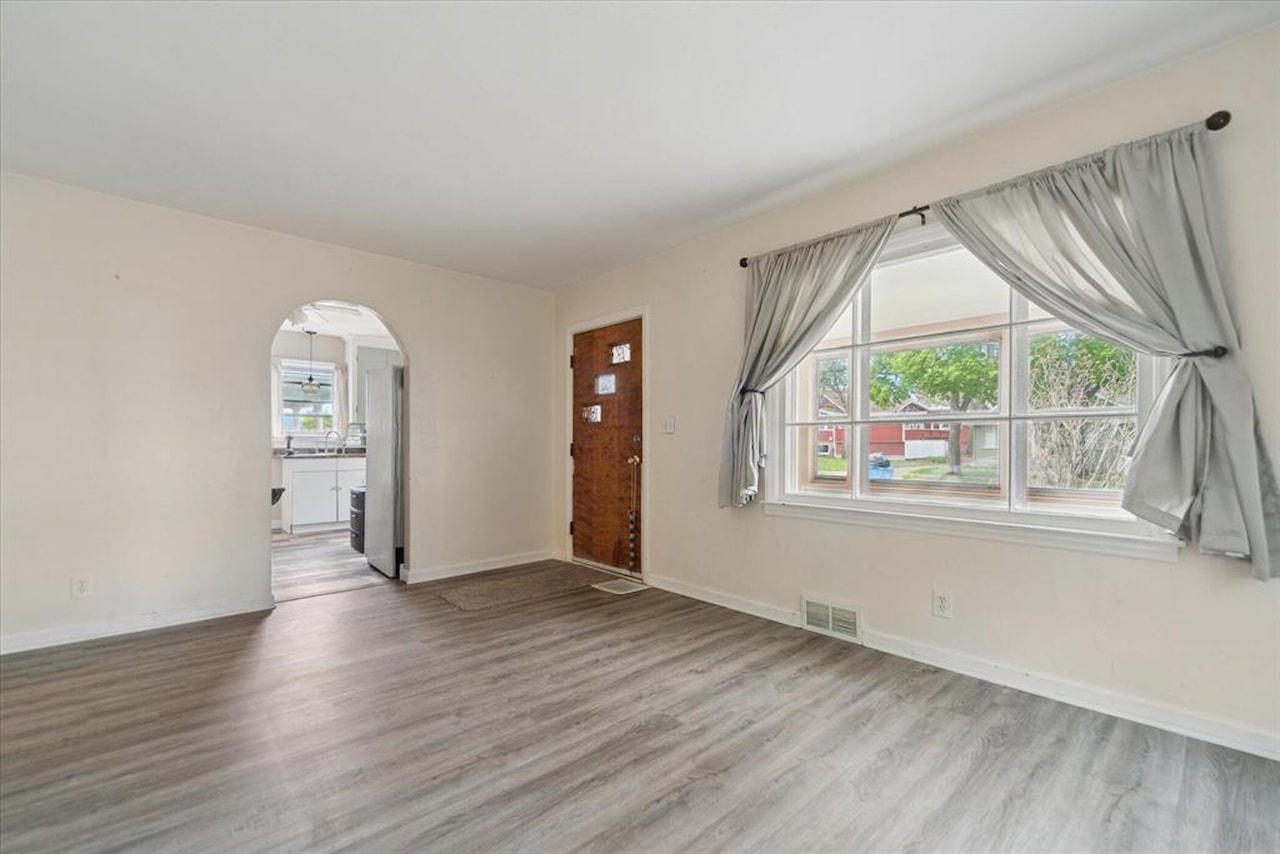 715 W Holmes Rd in Lansing, MI Photo 7