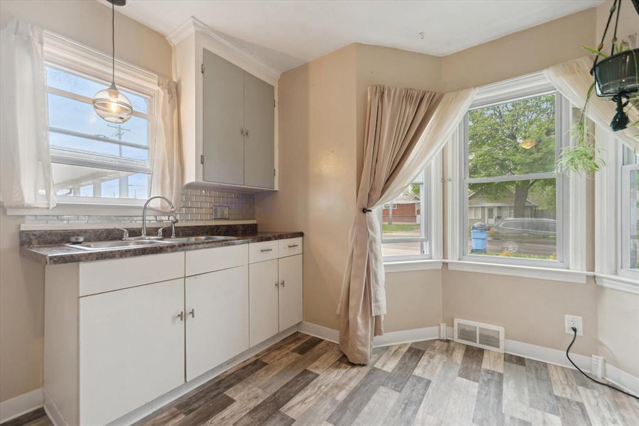 715 W Holmes Rd in Lansing, MI Photo 8