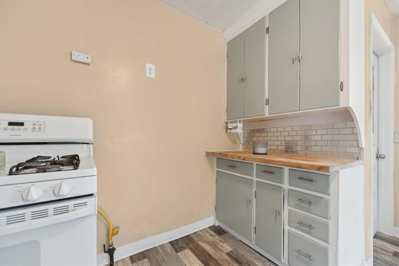 715 W Holmes Rd in Lansing, MI Photo 9