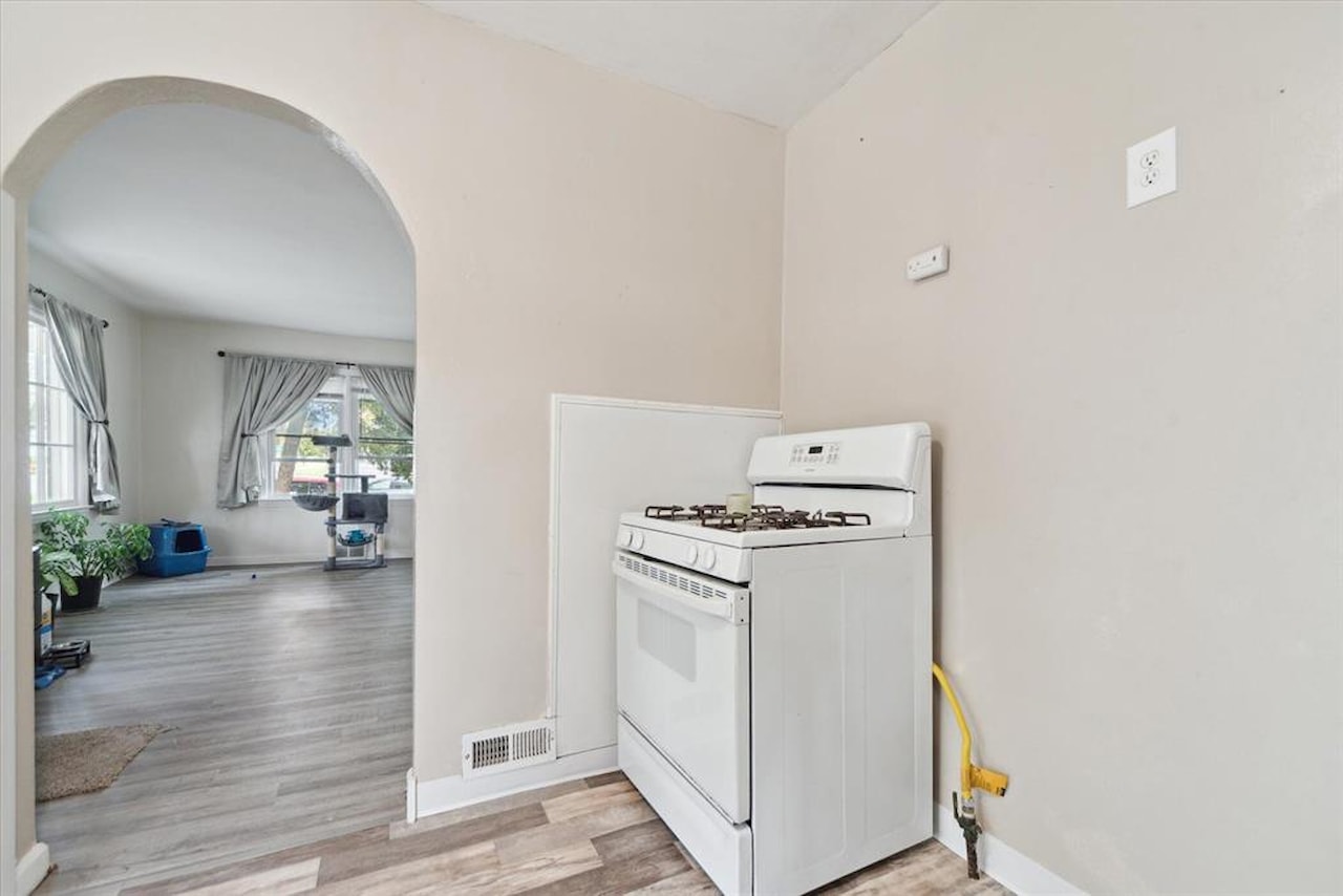 715 W Holmes Rd in Lansing, MI Photo 10