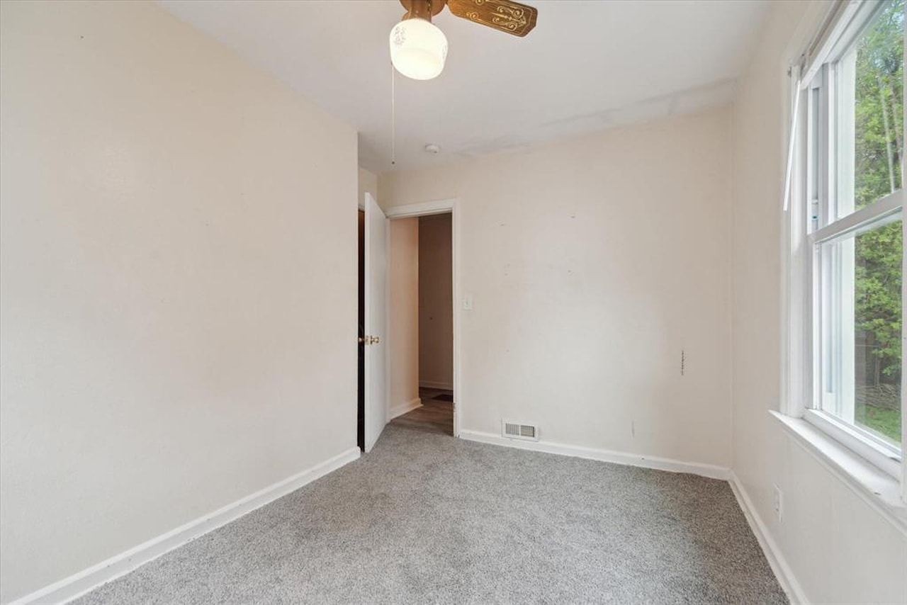 715 W Holmes Rd in Lansing, MI Photo 16