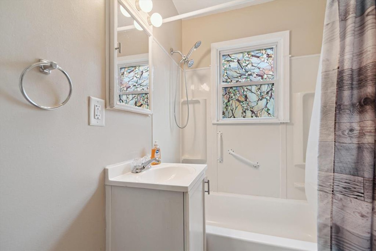 715 W Holmes Rd in Lansing, MI Photo 17