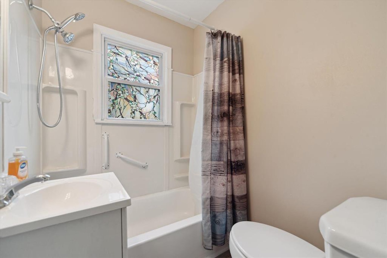715 W Holmes Rd in Lansing, MI Photo 18