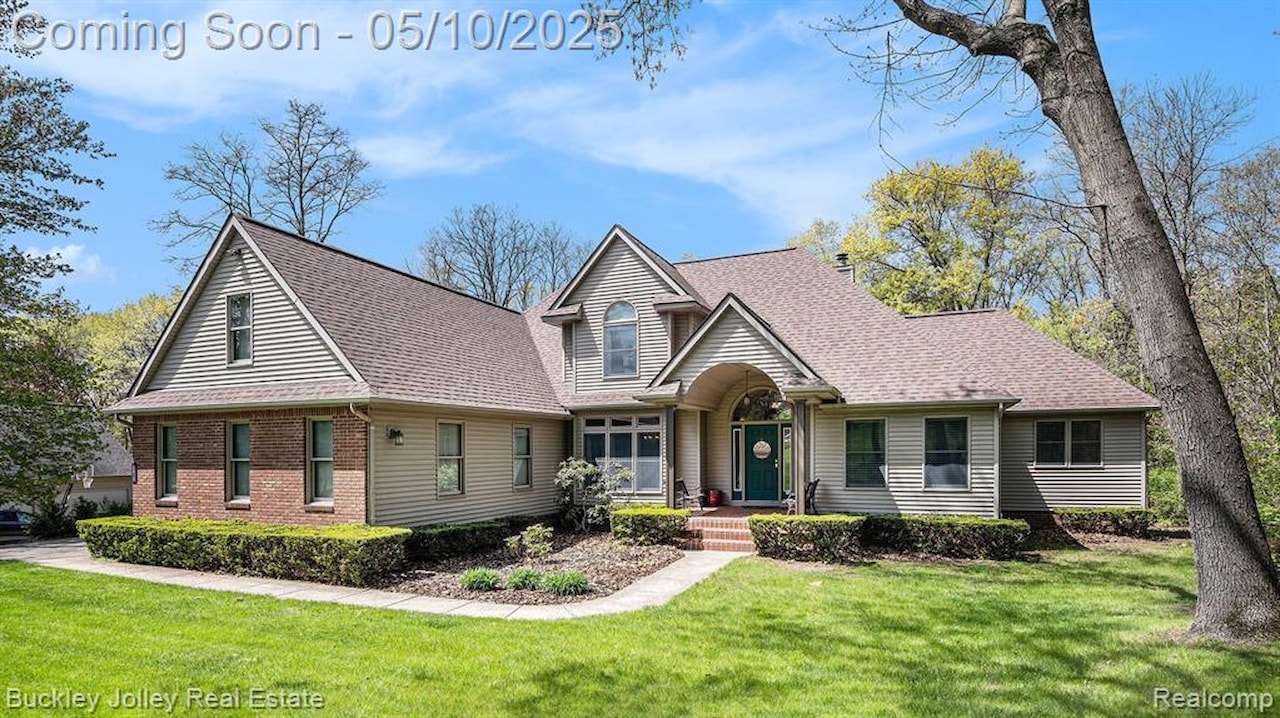 6858 Corrigan Dr in Hamburg Twp, MI