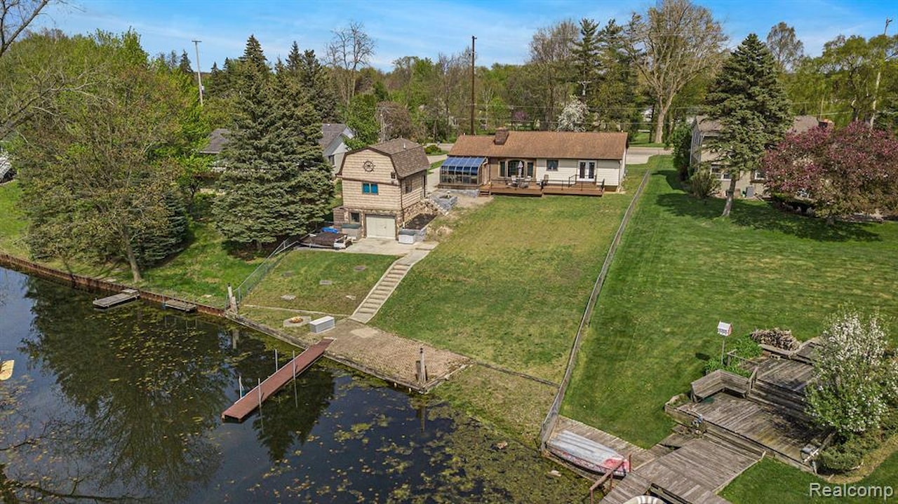 13386 N Fenton Rd in Fenton Twp, MI