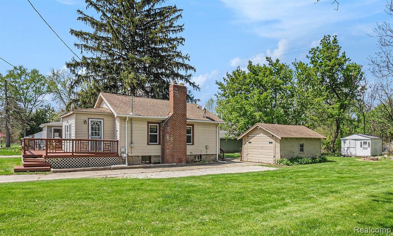 416 W Caroline St in Fenton, MI