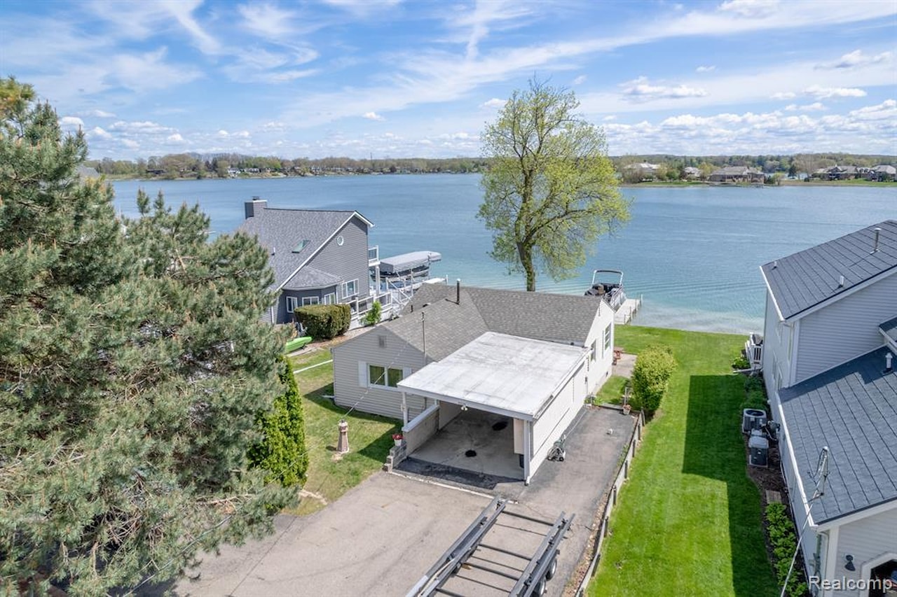 15235 Marl Dr in Fenton Twp, MI