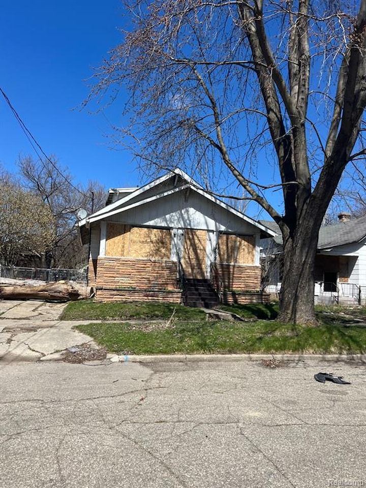 133 E Oakley St in Flint, MI Photo 2