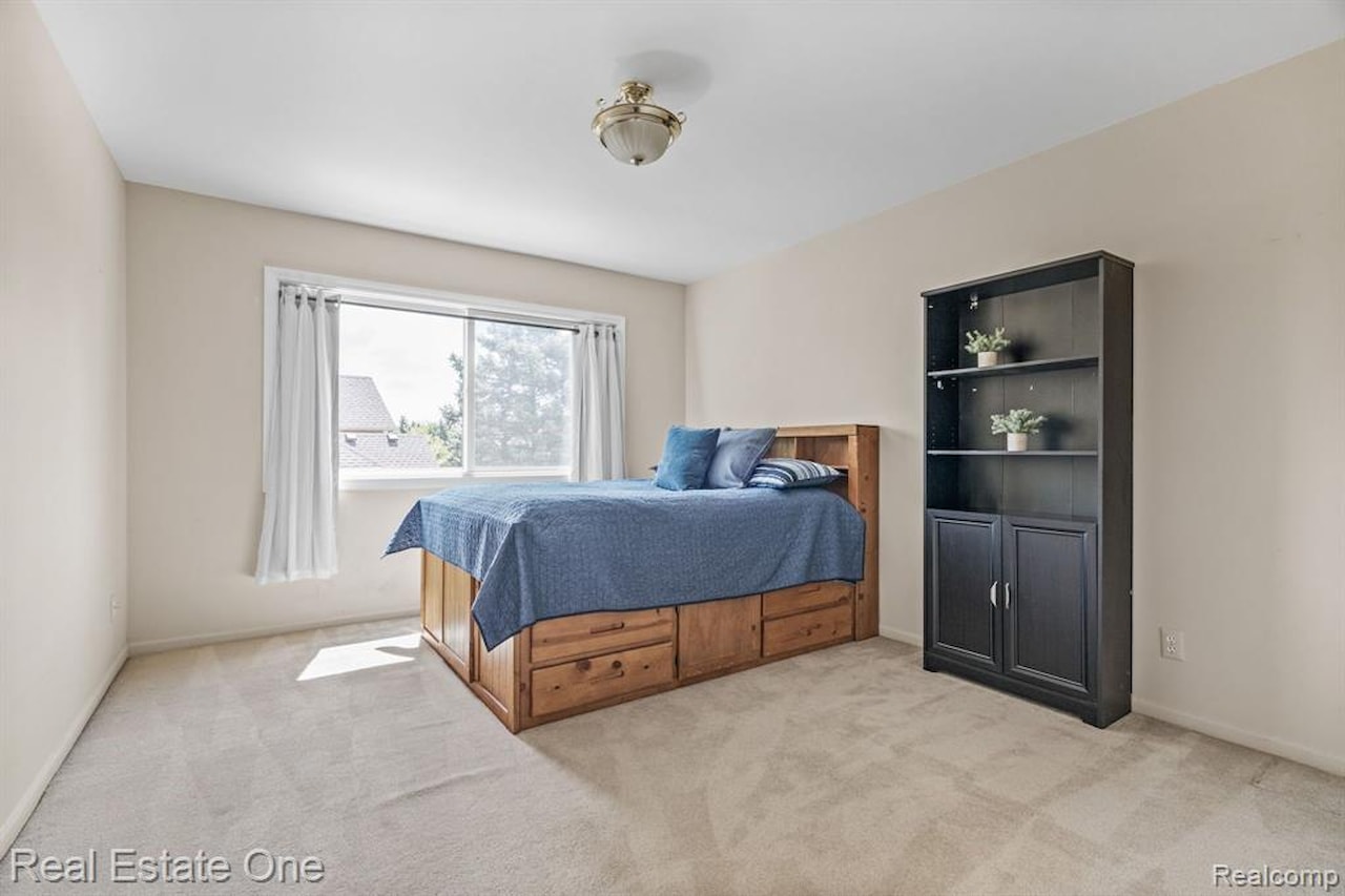 4458 Hycliffe Dr in Troy, MI Photo 30