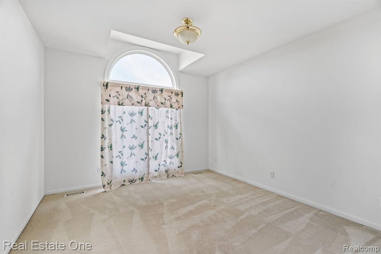 4458 Hycliffe Dr in Troy, MI Photo 31