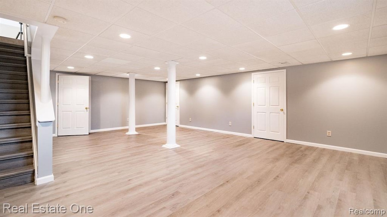 4458 Hycliffe Dr in Troy, MI Photo 32