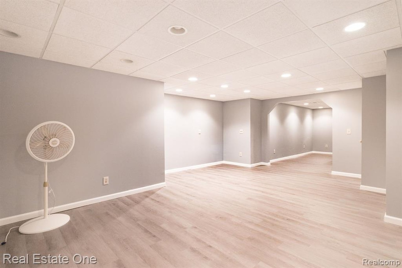 4458 Hycliffe Dr in Troy, MI Photo 34