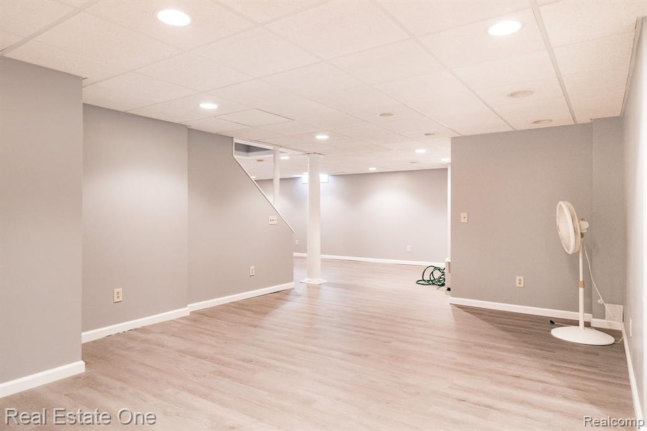 4458 Hycliffe Dr in Troy, MI Photo 37
