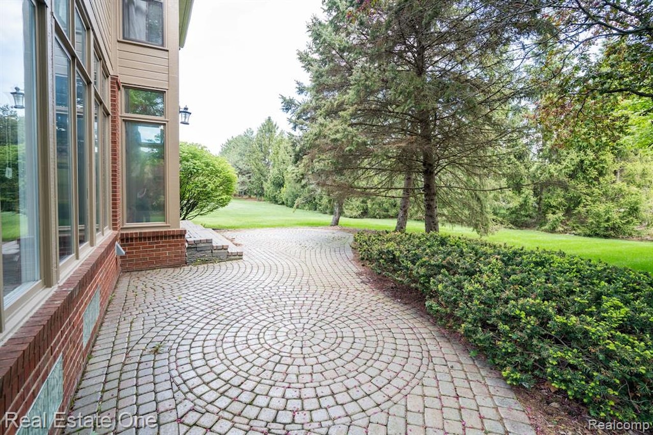 4458 Hycliffe Dr in Troy, MI Photo 42