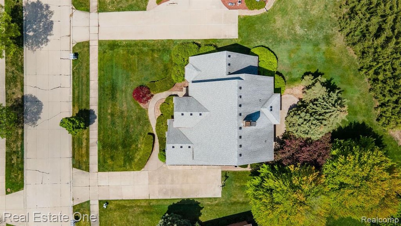 4458 Hycliffe Dr in Troy, MI Photo 44